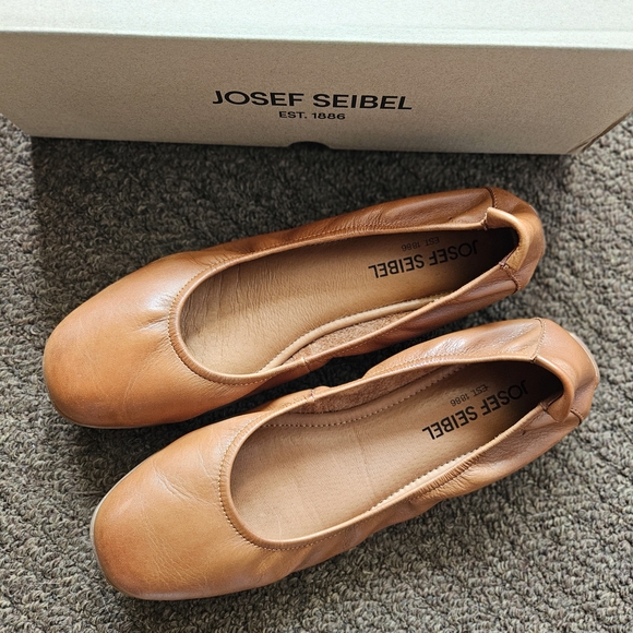 Josef Seibel Women's Brown Leather Flats - Picture 1 of 4